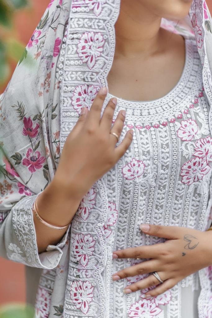 Scalloped embroidered border on the floral dupatta